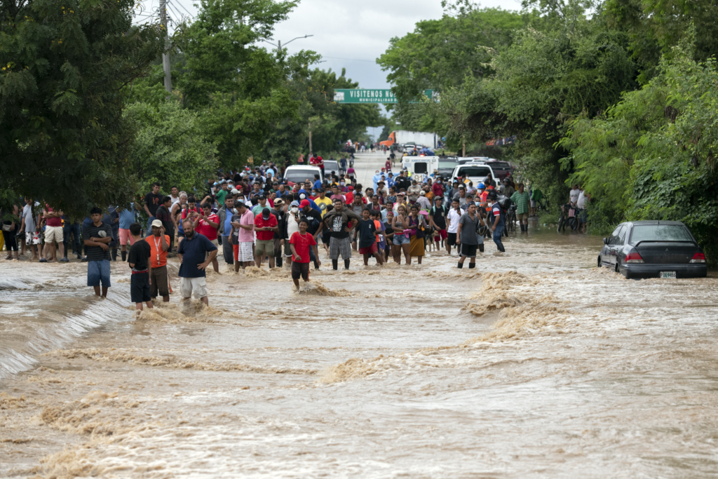 La carretera entre San Pedro Sula y La Lima se inundó con la llegada del huracán Iota.  Foto: Encarni Pindado
