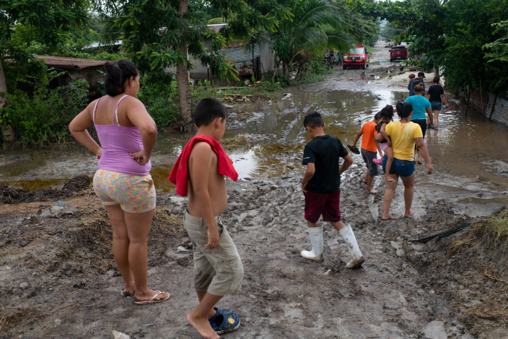 Habitantes de la colonia Brisas del Carmen #2 en San Pedro Sula van a revisar las filtraciones de agua del lago que han inundado su comunidad después del huracán Iota. Foto: Encarni Pindado