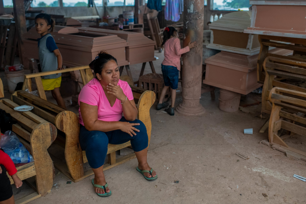 El tapicero Sergio Donaire llevó a su esposa y sus hijas a pedir refugio en la funeraria de La Lima después de que su casa se inundara. Foto: Encarni Pindado