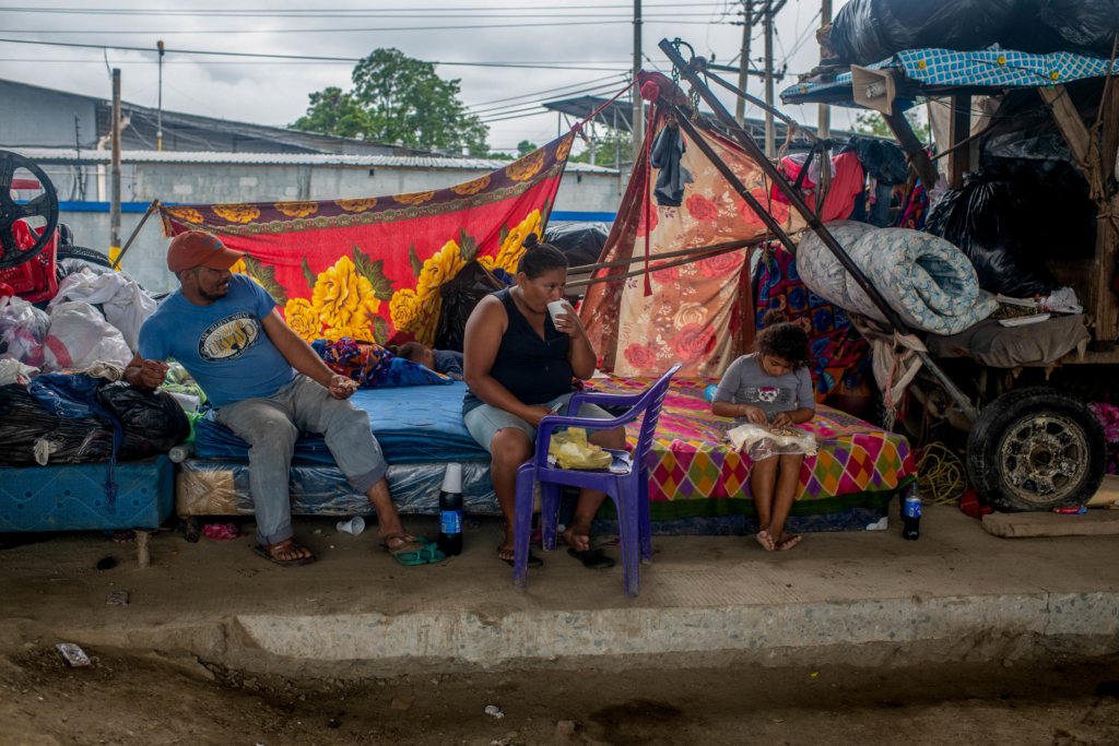 Unas 60 familias están viviendo debajo de este puente en San Pedro Sula, después de que sus casas se inundaran. Esta familia consiguió sacar algunas de sus pertenencias en un carro de caballos. Foto: Encarni Pindado