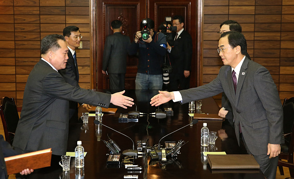 El ministro de Unificación de Corea del Sur, Cho Myoung-Gyon, estrecha la mano del jefe de la delegación de Corea del Norte, Ri Son-Gwon, el 29 de marzo.