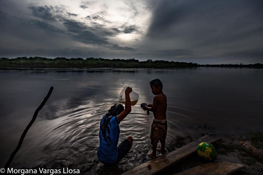 Residentes de la comunidad de Cuninico bañándose en el río Marañón. Foto: Morgana Vargas Llosa, 2019