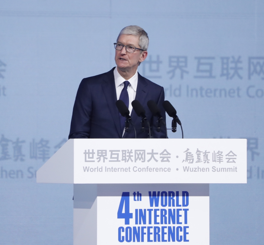El director ejecutivo de Apple, Tim Cook, asiste a la Cuarta Conferencia Mundial de Internet, celebrada en diciembre de 2017 en Wuzhen, China. (Foto @Du Yang/China News Service/VCG a través de Getty Images)