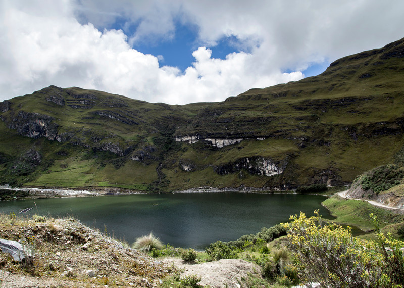 Lago cerca de Sorochuco y el proyecto minero Conga en Cajamarca, Perú