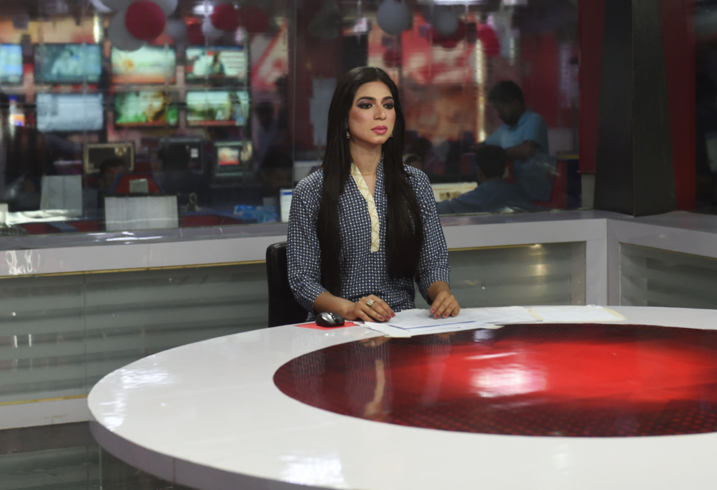 Marvia Malik, de 21 años, primera mujer transgénero presentadora de noticias de Pakistán, lee la noticia en un informativo del canal privado Kohenoor en Lahore. (ARIF ALI/AFP/Getty Images)