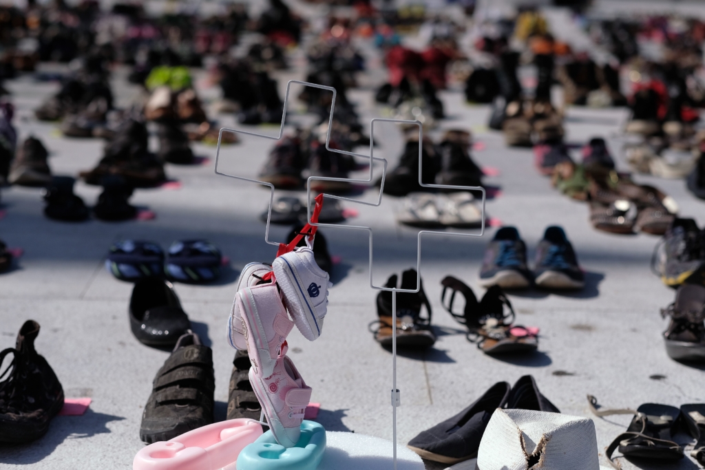 El 1 de junio, se exhibieron cientos de zapatos frente al Capitolio puertorriqueño en San Juan en memoria de los fallecidos por el huracán. © RICARDO ARDUENGO / Getty Images