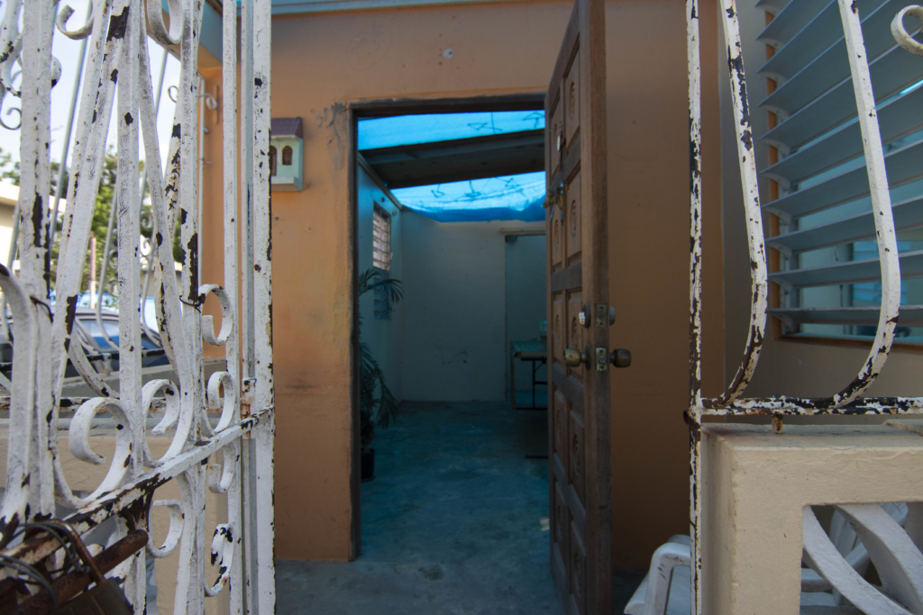Decenas de miles de personas en Puerto Rico siguen viviendo bajo lonas azules como la de esta casa. ©Amnesty International