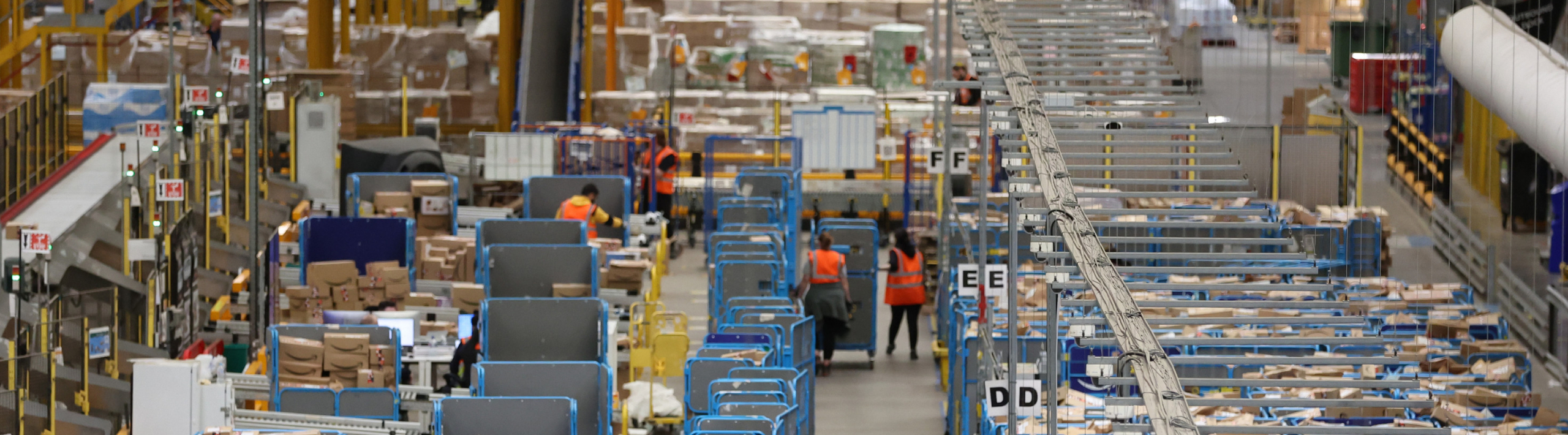 Trabajadores en un almacén de Amazon