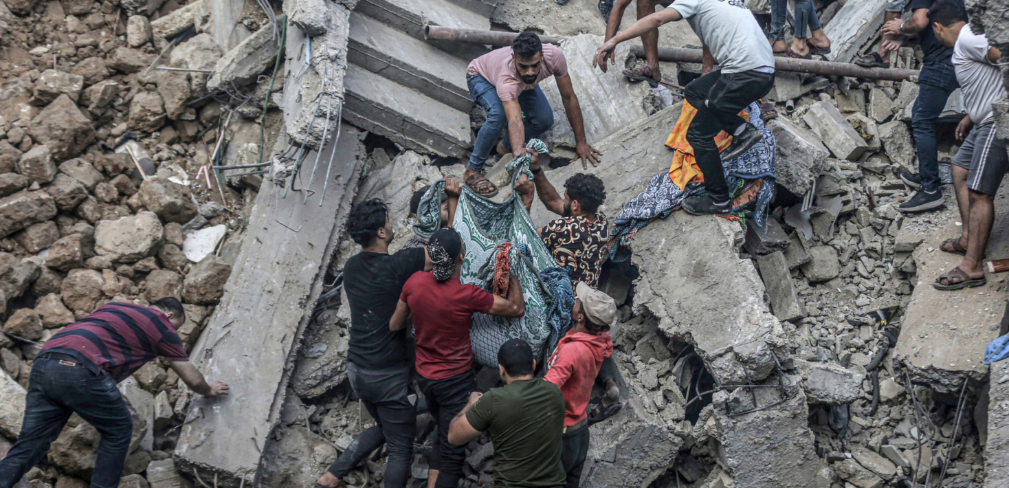 Un grupo de personas se lleva un cadáver recogido entre los escombros de la histórica iglesia ortodoxa de San Porfirio tras el ataque israelí en la ciudad de Gaza el 20 de octubre de 2023.