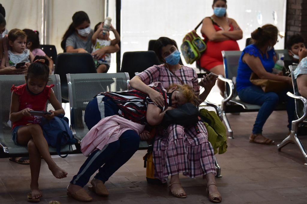 Personas esperando en una sala de esperas de una hospital en Paraguay