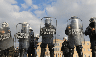 Prohíban las granadas paralizantes en la actuación policial durante las protestas en Grecia
