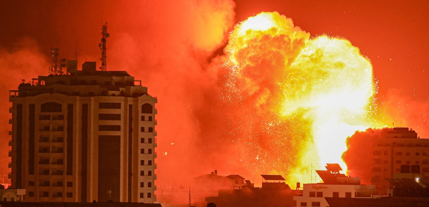 Des immeubles à Gaza engouffrés par les flammes d'un bombardement israélien