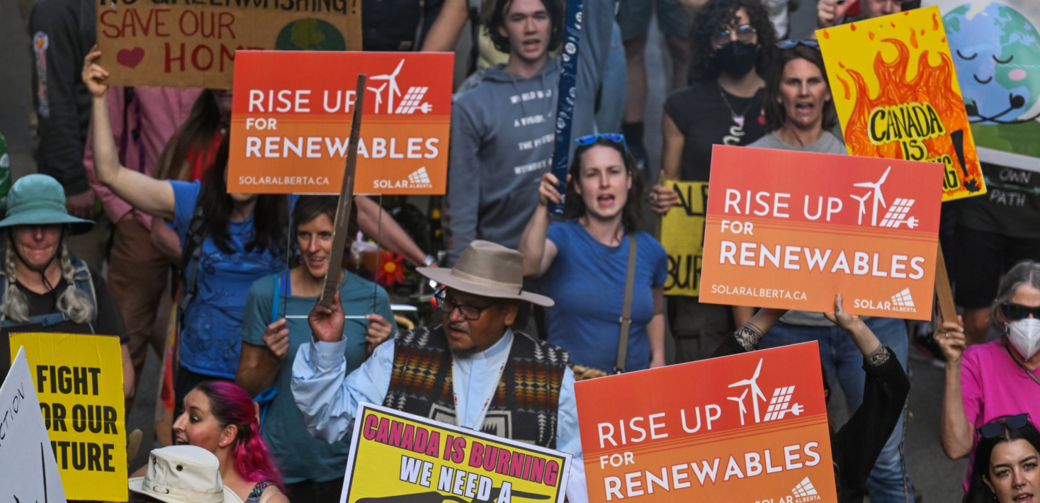 Des militants et militantes manifestent contre un forum des énergies pétrolières à Calgary, au Canada