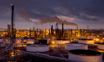 Les images montrent des usines pétrochimiques le long du chenal maritime de Houston