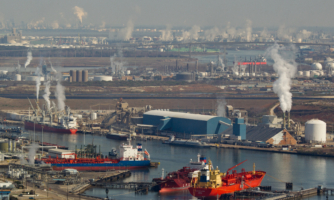 Les images montrent des usines pétrochimiques le long du chenal maritime de Houston