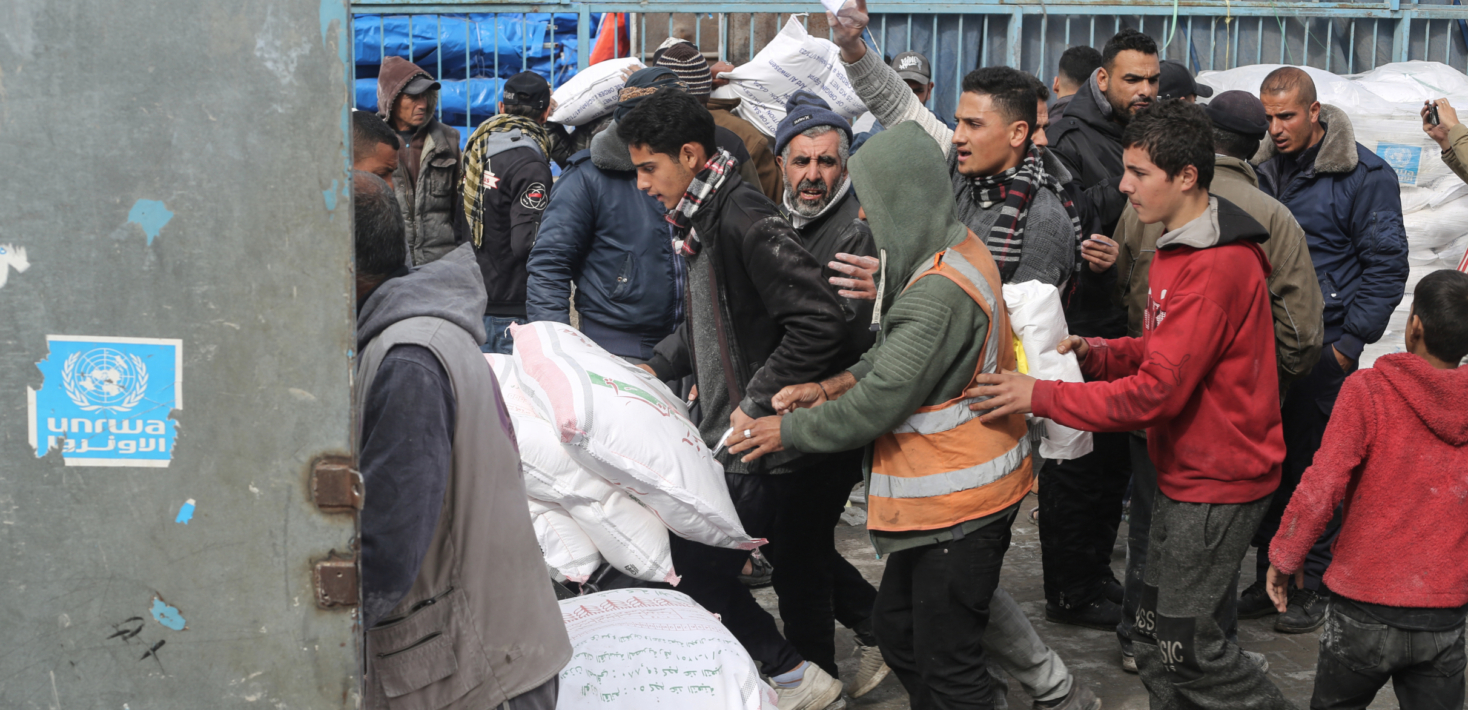 Distribution de nourriture par l'UNRWA à Rafah auprès de réfugiés palestiniens
