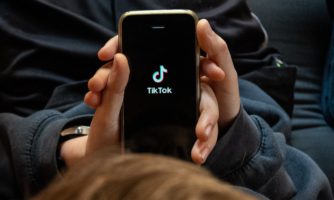 France. TikTok continue d’orienter les enfants et les jeunes déjà fragiles vers des contenus dépressifs et suicidaires 