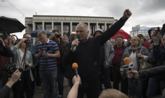 Bélarus. La libération du prisonnier d’opinion Mikalai Statkevich après un AVC montre le besoin de justice pour les violations des droits humains