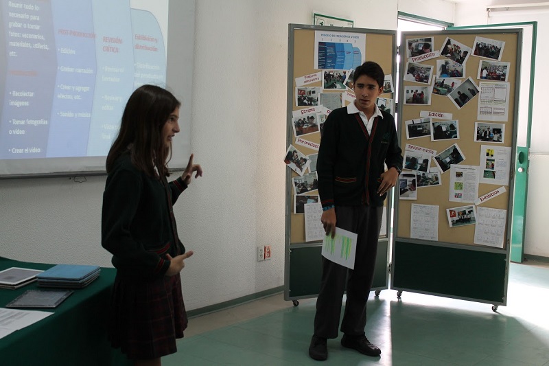 Les élèves Paola Morales et Juan Carlos Sánchez expliquent les étapes qu’ils ont suivies pour créer leur court-métrage au Colegio Alexander Bain (Mexique, 22 mai 2014). © Amnesty International Mexique
