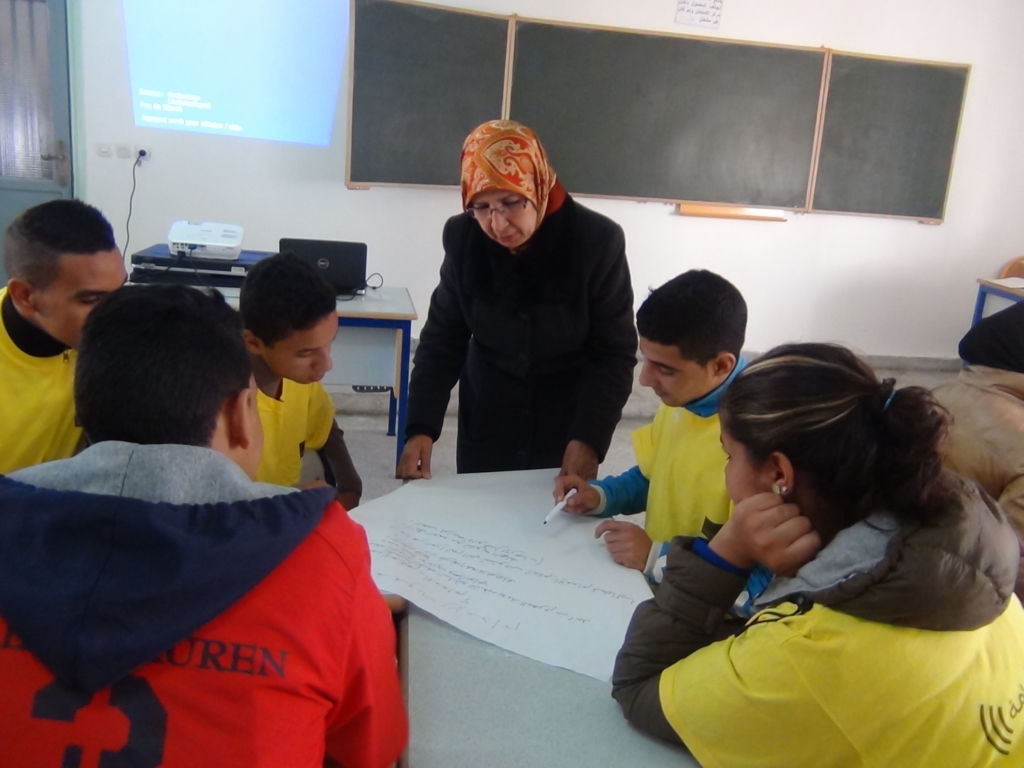 Amina Azatraoui apprend à des étudiants du lycée Abderrahmane ben Zidane à reconnaître les actes de discrimination à travers des activités participatives recréant des situations de la vie réelle, avril 2015, Meknès, Maroc © Amina Azatraoui/Halima Maher