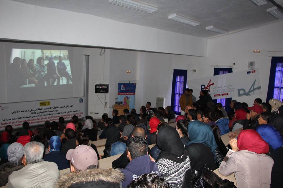 Des étudiants assistent à la première édition du festival du film estudiantin des droits de l'homme, à Gafsa, en Tunisie, février 2016. © Amnesty International