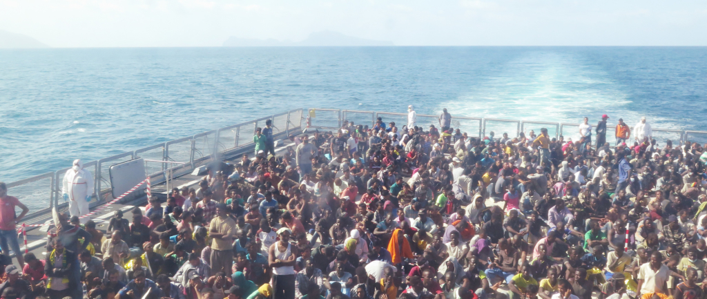 Enfin en sécurité : des personnes secourues en mer à bord du Virginio Fasan, frégate de la marine italienne, le 14 août 2014. © Amnesty International