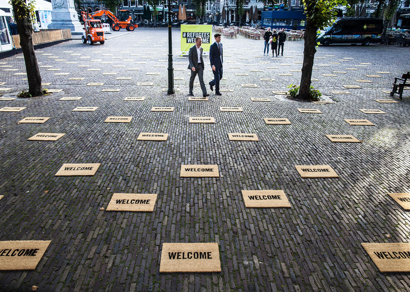 Les militants d’Amnesty International Pays-Bas ont disposé 400 paillassons devant le Parlement afin d’attirer l’attention sur la crise mondiale des réfugiés, à La Hague, aux Pays-Bas, en septembre 2015. © Amnesty International