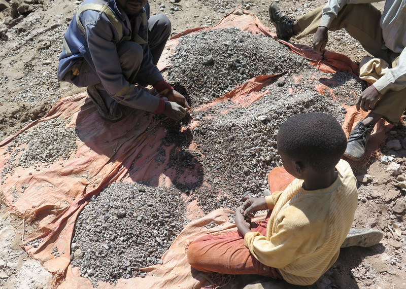 François et son fils âgé de 13 ans Charles trient des pierres avant de les apporter à la société qui achète le minerai. Charles va à l'école le matin et travaille l'après-midi. «Cela coûte cher d'envoyer un enfant à l'école»,