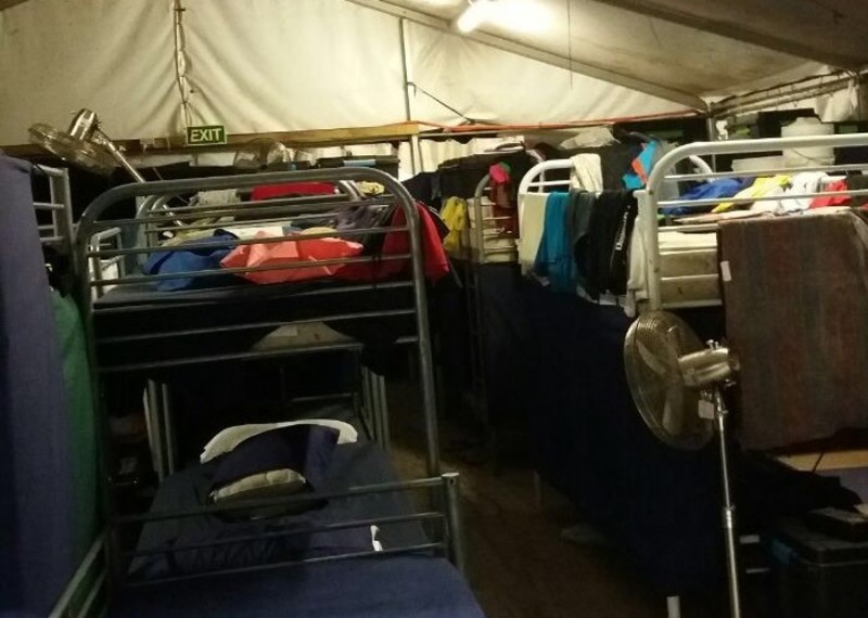 Plus de 400 personnes réfugiées et en quête d'asile vivent dans des tentes surpeuplées au Centre de traitement australien pour les réfugiés sur l'île de Nauru.