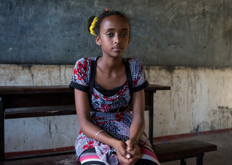 Mary, 13 ans, originaire d’Awassa (Éthiopie), à l’école Mogadiscio du camp de réfugiés de Kakuma, dans le nord du Kenya, le 19 août 2016. « Il y avait la guerre dans mon pays, mais j’étais petite quand je suis arrivée ici — j’avais sept ans. Le voyage a été vraiment difficile quand nous sommes venus au Kenya. C’était vraiment dur. Je suis venue ici avec ma mère, mon père, deux frères et une sœur. La vie est difficile dans le camp, on ne va pas assez à l’école. Nous avons besoin de plus d’éducation pour mieux nous débrouiller. Nous voulons apprendre le plus de choses possible. Même le temps est mauvais. Parfois, il fait tellement chaud qu’on ne peut même pas respirer, d’autres fois, il pleut beaucoup. Ici, au cours de dessin, ils nous enseignent bien. Avant de venir à ce cours, je ne savais même pas dessiner, maintenant j’y arrive. Nous avons aussi appris des jeux américains, et c’est bien. Ce que je préfère dans ce cours, c’est dessiner une personne et peindre à l’aquarelle. J’aimerais travailler dans les sciences. Je veux visiter d’autres pays et rencontrer des gens qui ont comme moi des difficultés, pour pouvoir les aider. Je veux voyager dans plusieurs pays en touriste et voir des animaux sauvages. »