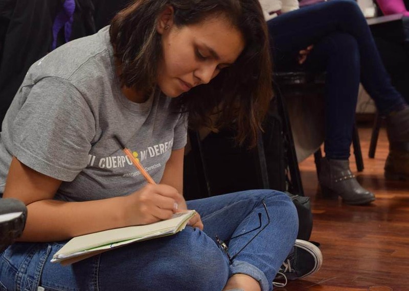Sofia, 16 ans, prend des notes lors de la réunion de lancement du programme C’est mon corps à Lima, où de jeunes militants ont appris à promouvoir les droits sexuels et reproductifs. Lima, Pérou, mai 2016 © Lautaro Garcia