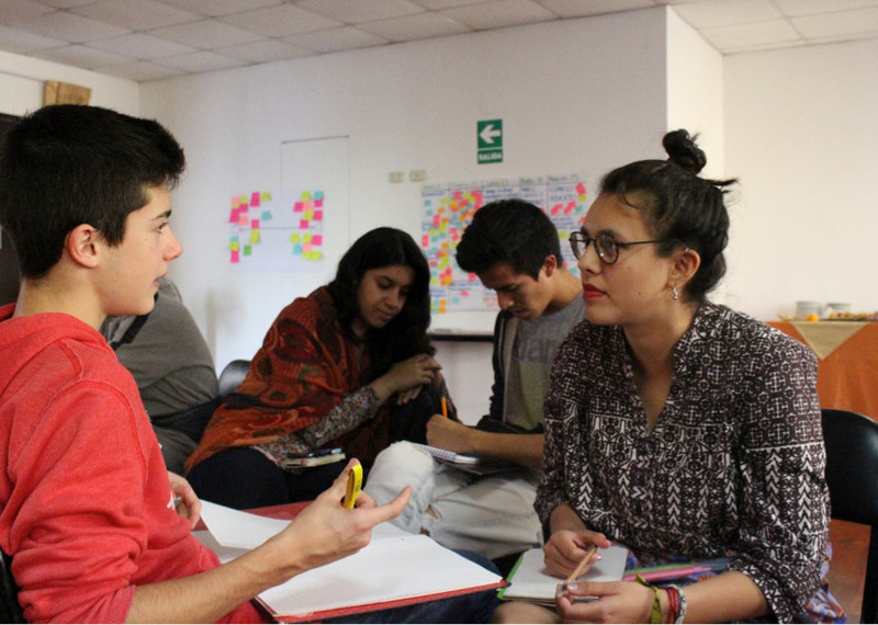 Joaquin, d’Argentine, et Sofia, du Chili (au premier plan) discutent des droits en matière de sexualité et de procréation à l’occasion de la réunion de lancement du programme C’est mon corps ! Lima, Pérou, mai 2016 © Amnesty International