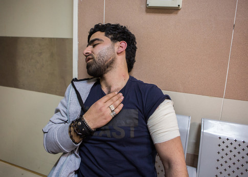 Un des manifestants qui a reçu des coups de bâton sur l'épaule et dans le dos attends à l'hôpital public de Ramallah pour recevoir des soins ©Amnesty International