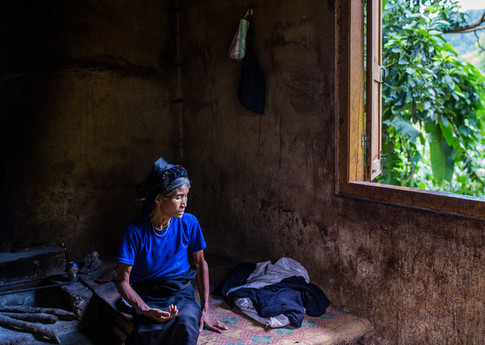 Daw Aye Ei, femme palaung de 70 ans, raconte la perte de sa fille et de son beau-fils sous les tirs de l'armée du Myanmar. © Minzayar Oo - Panos / Amnesty International
