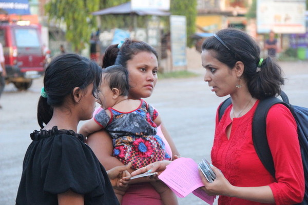 Des chargées de campagne au Népal sensibilisent la population aux droits des travailleurs migrants. Photo : Amnesty International