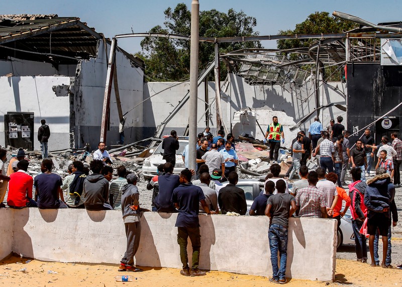 Des personnes migrantes rassemblées devant un centre de détention à Tajoura, en Libye, en juillet, après une frappe aérienne sur un bâtiment à proximité ayant fait des dizaines de morts dans la nuit. - © Mahmud Turkia/AFP/Getty Images