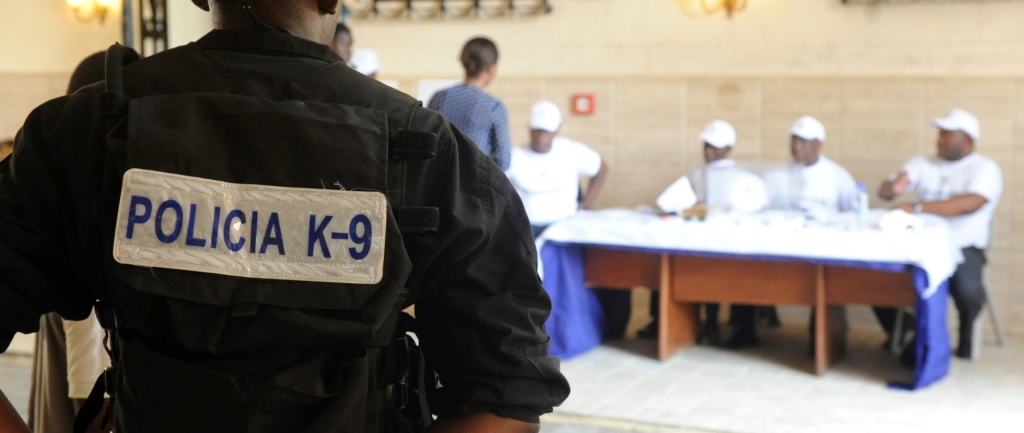 Un policier garde un bureau de vote à Malabo le 24 avril 2016 durant les élections. Le président Teodoro Obiang Nguema Mbasogo prévoyait de prolonger son reigne de 36 ans.