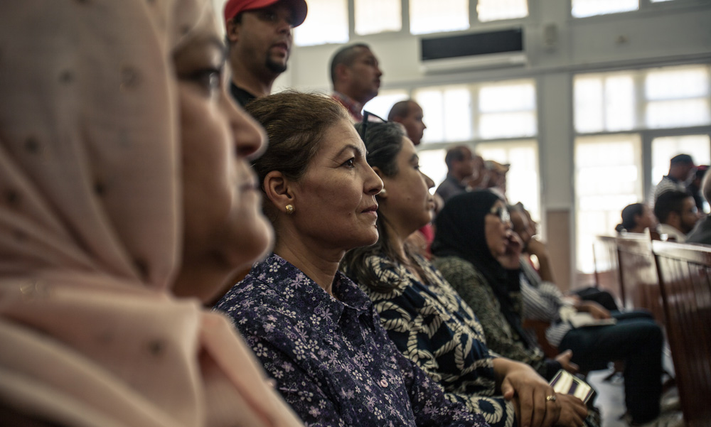 Leila Khaled écoute le témoignage de son mari, Bachir Laabidi, devant le tribunal.