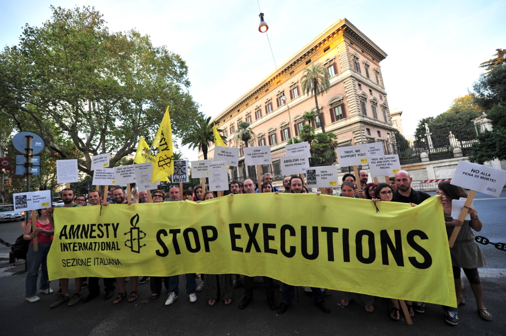 Des sympathisant-e-s d’Amnesty International se mobilisent pour l’abolition de la peine de mort. Photo : AFP/Getty Images