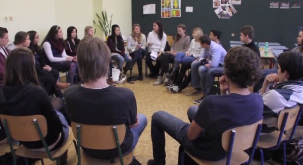 Des élèves tchèques réfléchissent à leur propre expérience avec des « livres humains » et discutent des peurs et des préjugés répandus dans la société (école Gymnázium Vítězná pláň, Prague, République tchèque, novembre 2014, © Amnesty International).