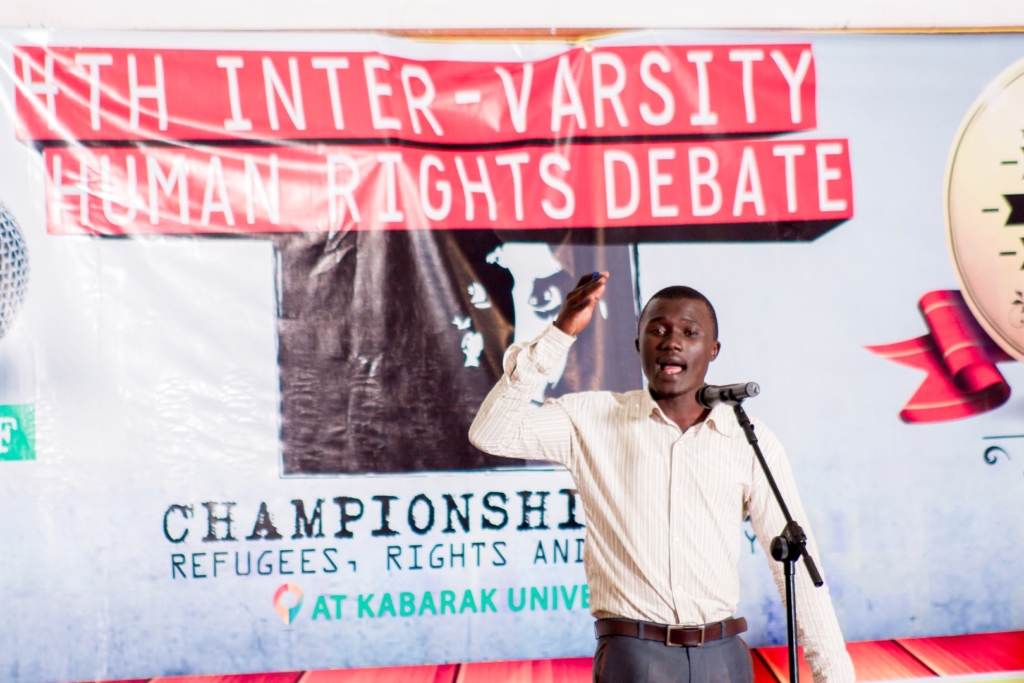 Victor Shanzu, étudiant de la faculté de droit de l’université Kabarak, participe à la finale de l’édition 2015 du débat inter-universitaire sur les droits humains. Nakuru, Kenya, octobre 2015, © Amnesty International Kenya