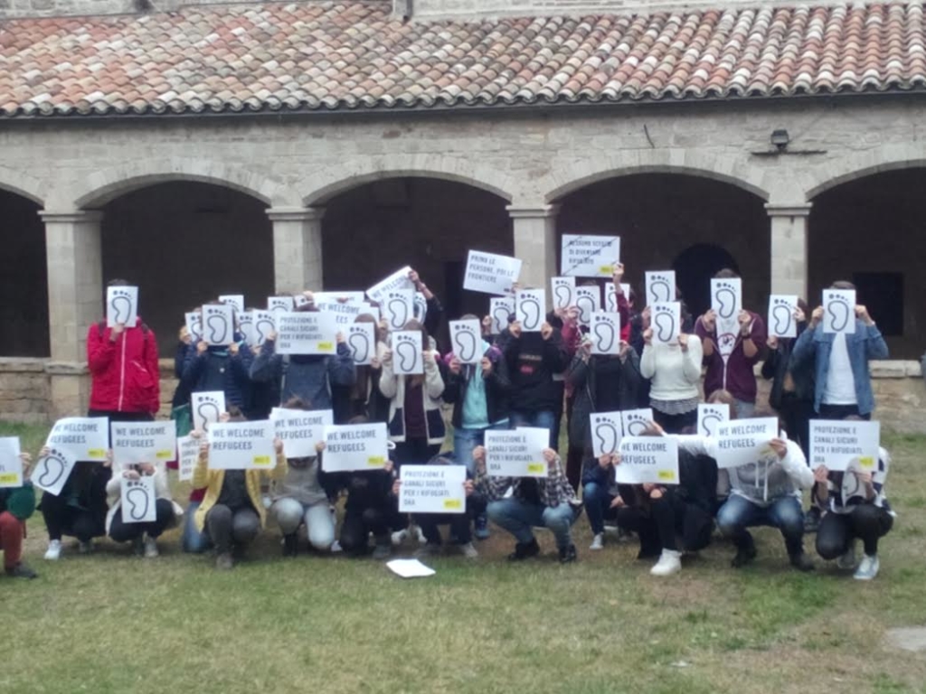 Après le cours sur les réfugiés et les droits humains, les élèves du lycée Jacopone da Todi exposent des messages de bienvenue pour les réfugiés – Todi, Italie, octobre 2015, ©Amnesty International