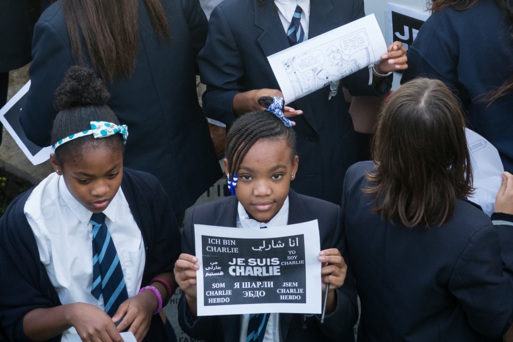 Des élèves de la Warwick Academy participent à une action « Je suis Charlie », en 2015