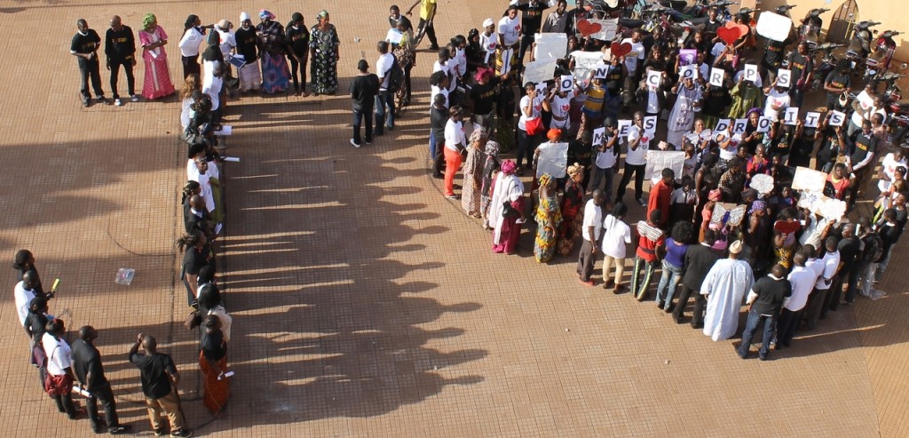Des jeunes participant à l’activité d’éducation aux droits humains ‘Exprimez-vous’ à Bamako forment une chaine humaine avec la forme d’un cœur au Tour d’Afrique. ©Amnesty International