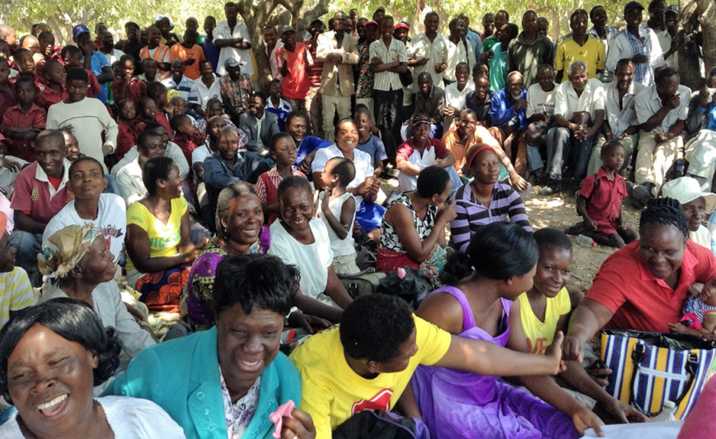 Une foule assiste à une pièce de théâtre d’EDH pendant un festival de théâtre au Zimbabwe. © Amnesty International Zimbabwe