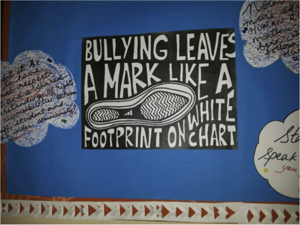 ? Le harcèlement laisse des marques comme une empreinte dans du ciment frais », slogan d’une affiche de l’École Publique de Delhi à Bangalore, Inde, mai 2015, © Amnesty International Inde.