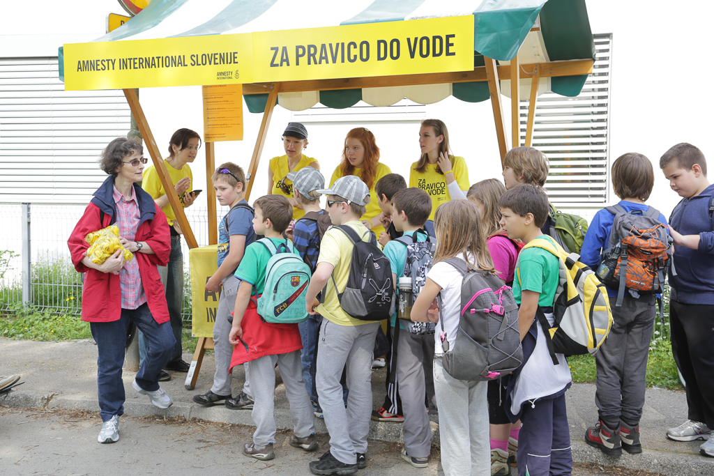 Amnesty Slovénie organisa quatre stands d’information dans le « chemin » afin d’offrir aux enseignants et étudiants des informations sur le projet concernant le droit à l’eau pour les Roms Slovène.©Amnesty International
