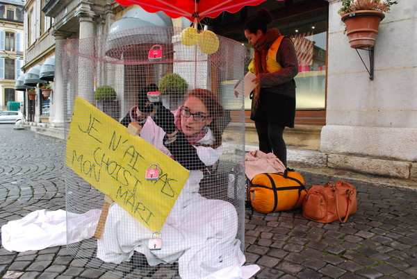 Jeu de rôle par les membres de groupes de jeunes d’Amnesty en Suisse sur le mariage forcé lors de la Journée d’Action des Jeunes en 2014. ©Amnesty International