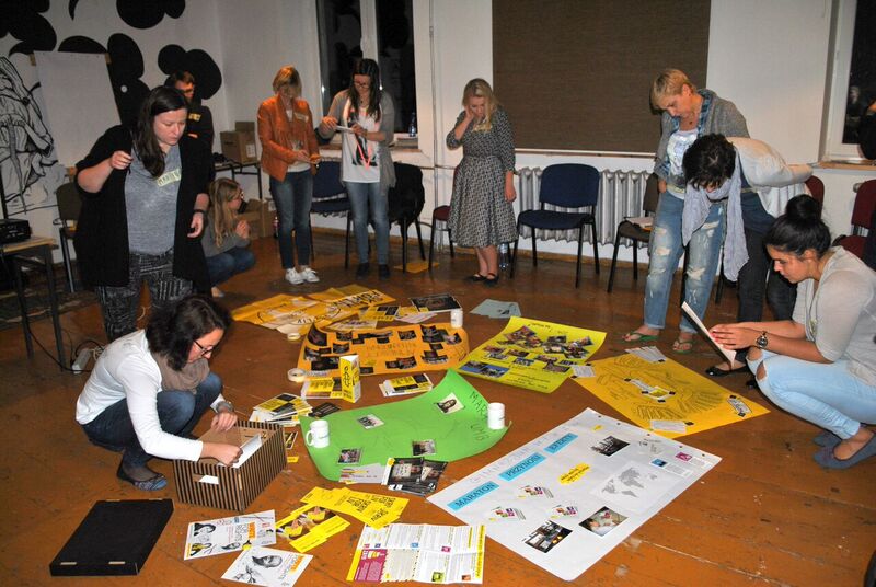 Lors de l’atelier, des participantes étudient les cas de Waleed, Albert et Zunar, Klimontów, Pologne, septembre 2015. © Amnesty International Pologne