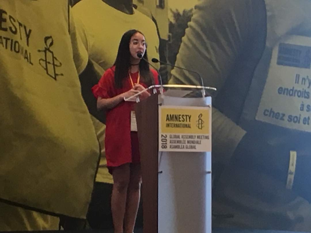 Karin Watson s’exprimant lors de l’Assemblée mondiale 2018 d’Amnesty International. © DR